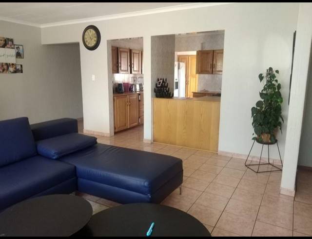 3 BEDROOM TOWNHOUSE FOR SALE IN ROOIHUISKRAAL NORTH